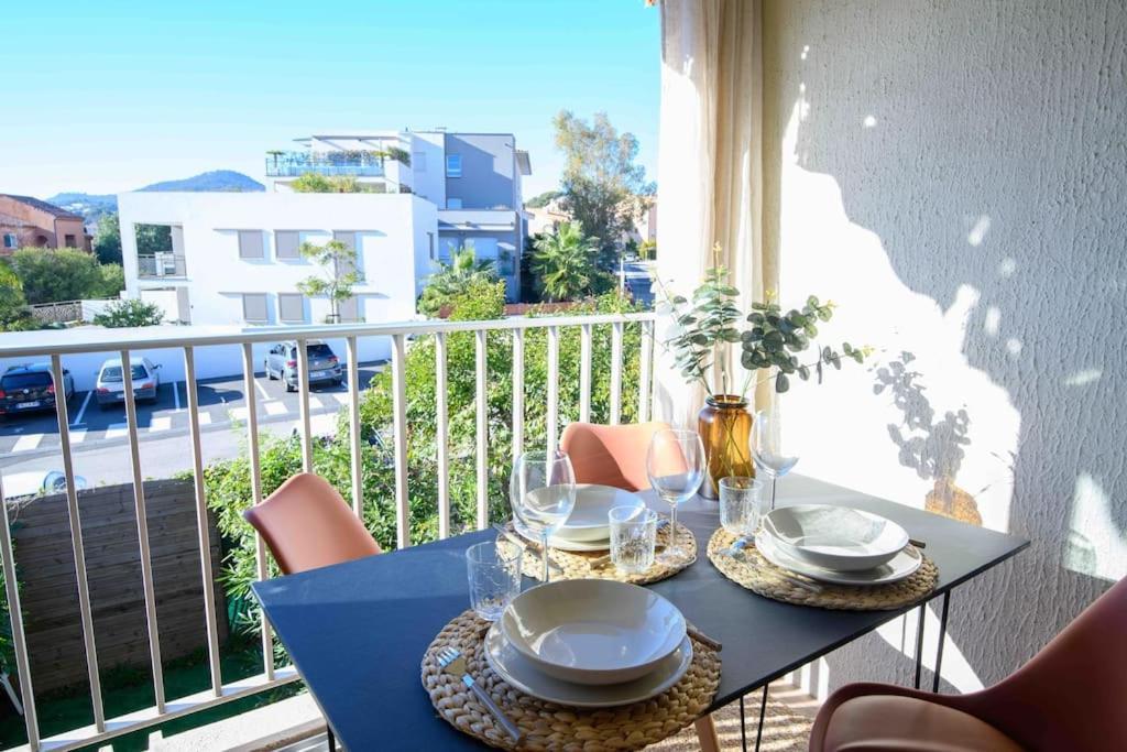 Appartement Studio terrasse près des plages à Carqueiranne Extérieur photo